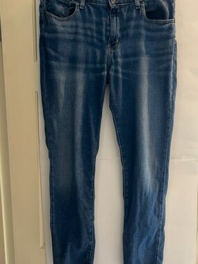 Women’s Levi’s Mid Wash Blue Slim Jeans Super Soft, almost feel like Joggers!